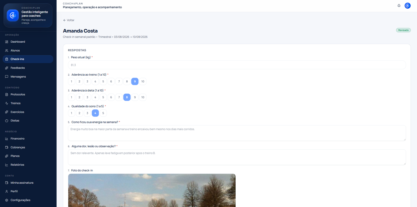 Tela de revisão de check-in com respostas do aluno e fotos.